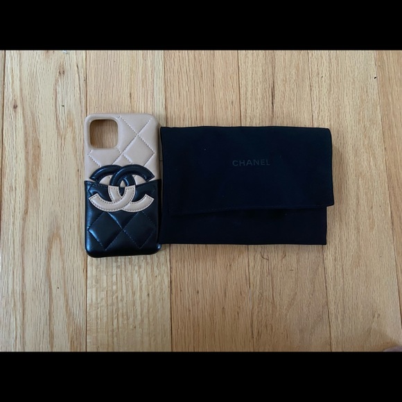 CHANEL
Lambskin Quilted CC iPhone XI Pro Case - Picture 3 of 3